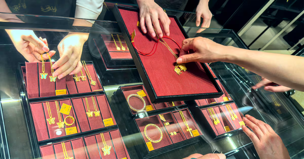 Chinese Jeweller Laopu Gold’s Shares Drop on Growth Outlook