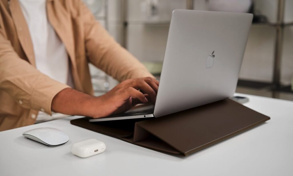 De la mochila al escritorio en diez segundos: Orbitkey renueva su apuesta por el trabajo híbrido De la mochila al escritorio en diez segundos: Orbitkey renueva su apuesta por el trabajo híbrido