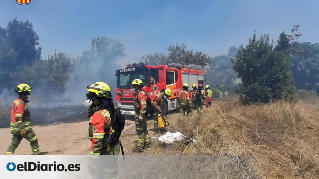 Dos medios aéreos trabajan en un incendio declarado en un barranco de Manises (Valencia) Dos medios aéreos trabajan en un incendio declarado en un barranco de Manises (Valencia)
