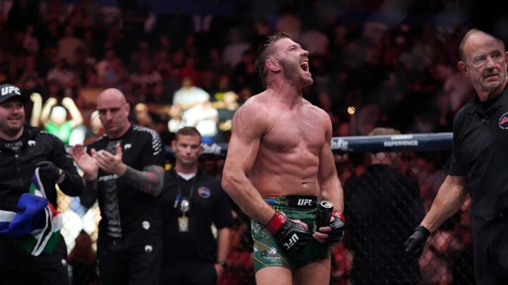 Dricus Du Plessis returns with dominant decision over Kamaru Usman Dricus Du Plessis returns with dominant decision over Kamaru Usman