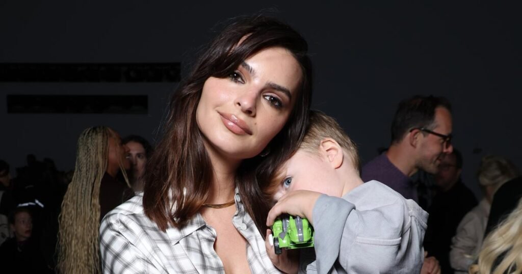 Emily Ratajkowski consigue siete cifras por un libro sobre el sexo como madre soltera – Celebrity Land