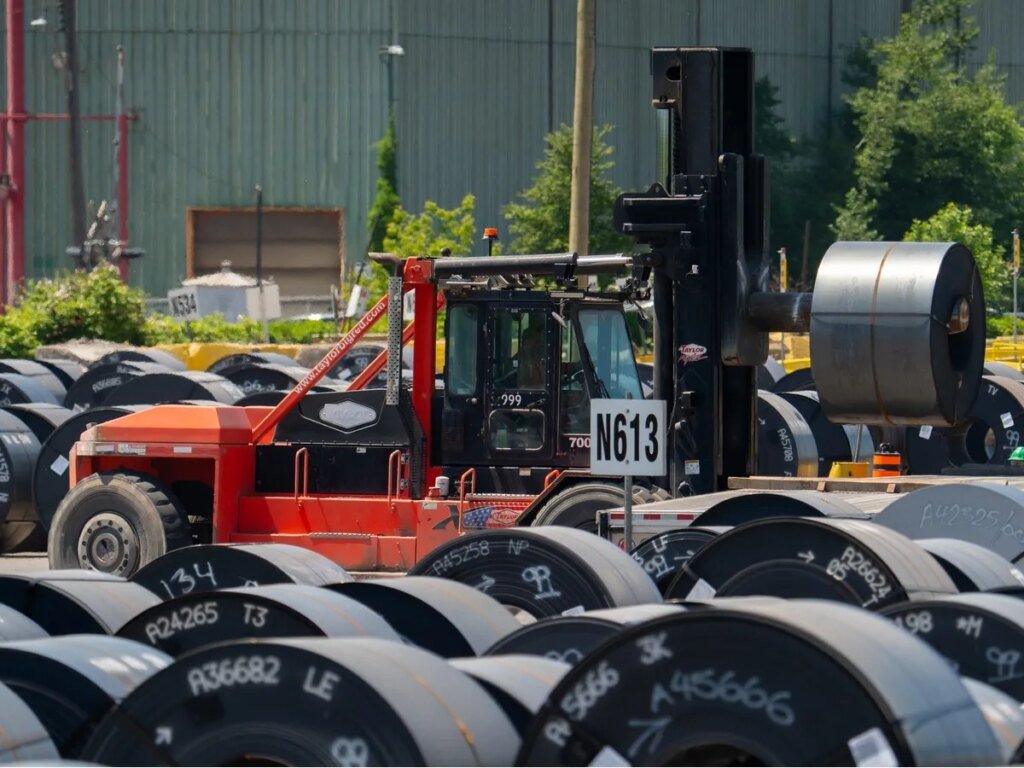 Four in 10 Canadian manufacturers plan to move production to the U.S.: KPMG poll Four in 10 Canadian manufacturers plan to move production to the U.S.: KPMG poll