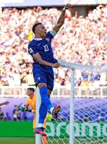 Francia sufre pero vence 1-0 a Paraguay Francia sufre pero vence 1-0 a Paraguay