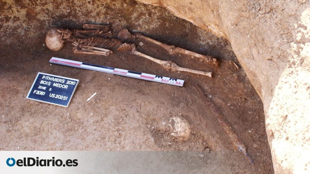 Hace 2.400 años, los galos enterraron esta espada junto a la tumba de un niño y ahora los arqueólogos tratan de averiguar la razón Hace 2.400 años, los galos enterraron esta espada junto a la tumba de un niño y ahora los arqueólogos tratan de averiguar la razón