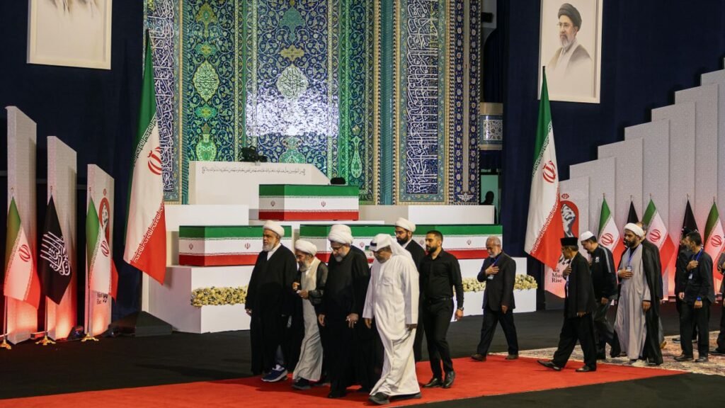Irán usa el Corán en los funerales de Jamenei para enviar mensajes encubiertos al Golfo mientras persevera en el control de Ormuz Irán usa el Corán en los funerales de Jamenei para enviar mensajes encubiertos al Golfo mientras persevera en el control de Ormuz