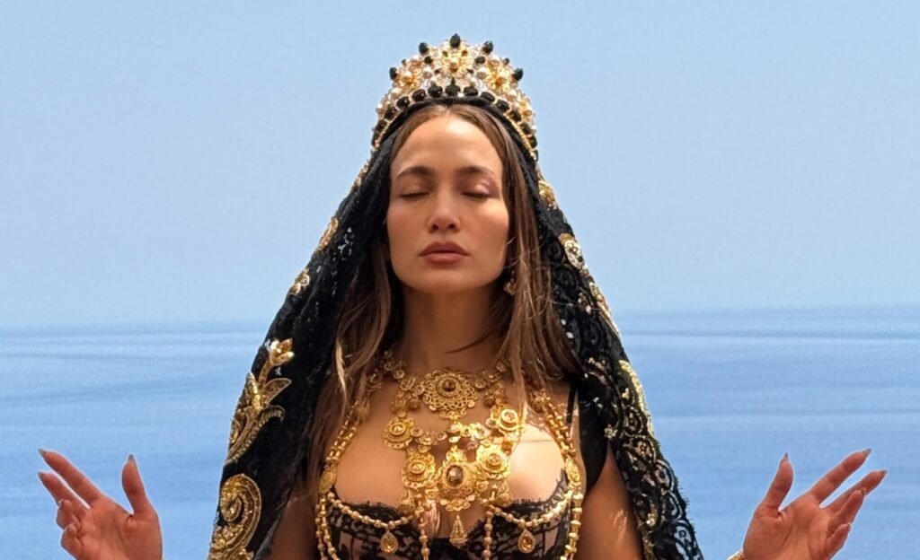 Jennifer Lopez And Sister Lynda Lopez Celebrate A Double Birthday Getaway Jennifer Lopez And Sister Lynda Lopez Celebrate A Double Birthday Getaway