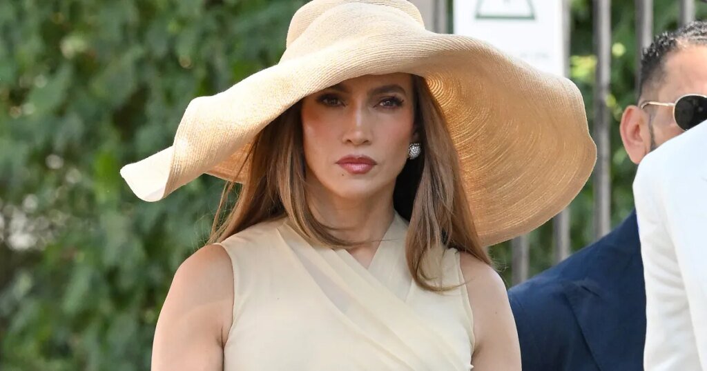 Jennifer Lopez’s Wimbledon Bag Has a $34 Designer Lookalike Jennifer Lopez’s Wimbledon Bag Has a $34 Designer Lookalike