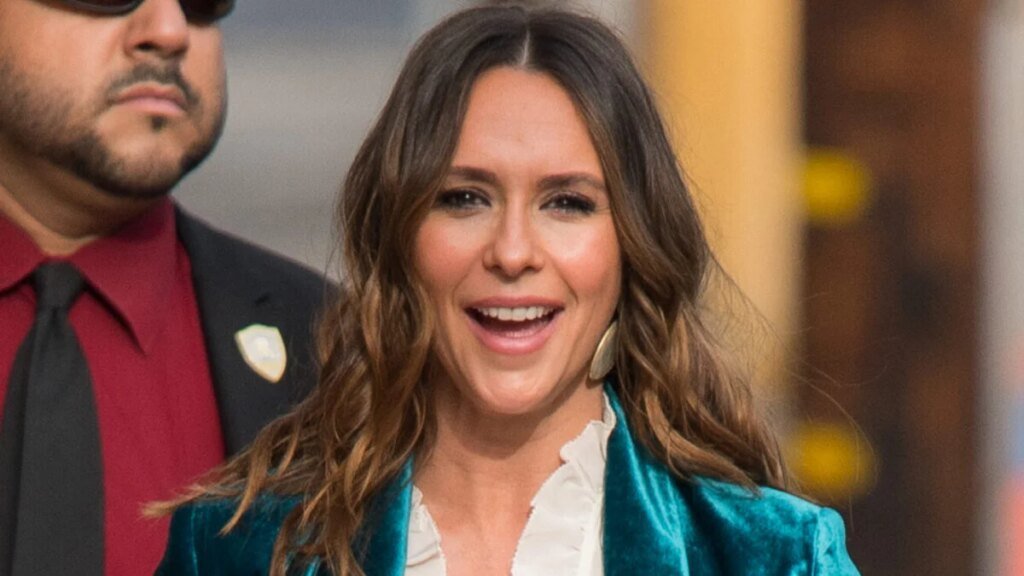 Jennifer Love Hewitt Unveils Bold Hair Transformation Jennifer Love Hewitt Unveils Bold Hair Transformation