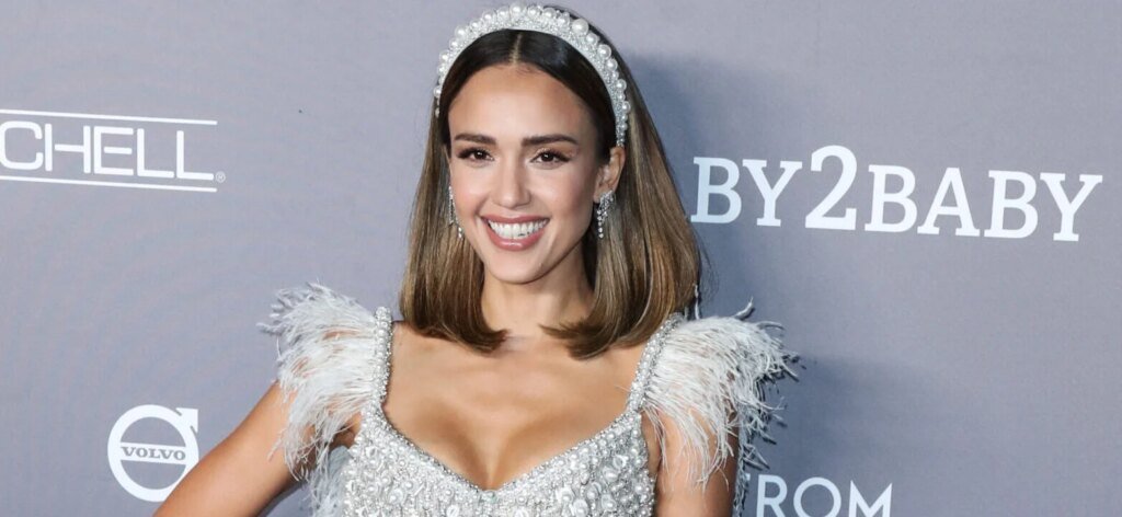 Jessica Alba Puts Jaw-Dropping Bikini Figure On Display In Italy Jessica Alba Puts Jaw-Dropping Bikini Figure On Display In Italy
