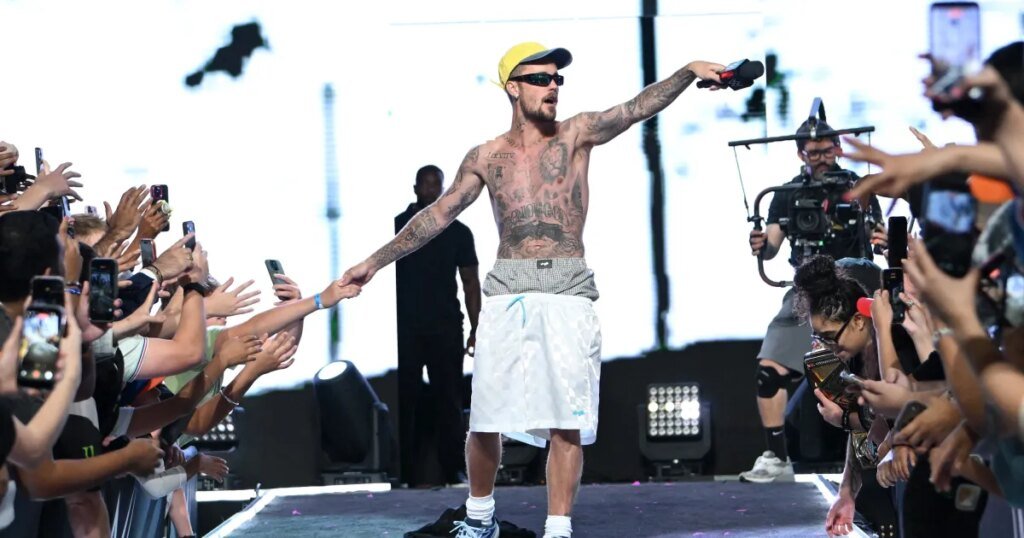 Justin Bieber Cameos at Fanatics Fest, Performs Shirtless Justin Bieber Cameos at Fanatics Fest, Performs Shirtless