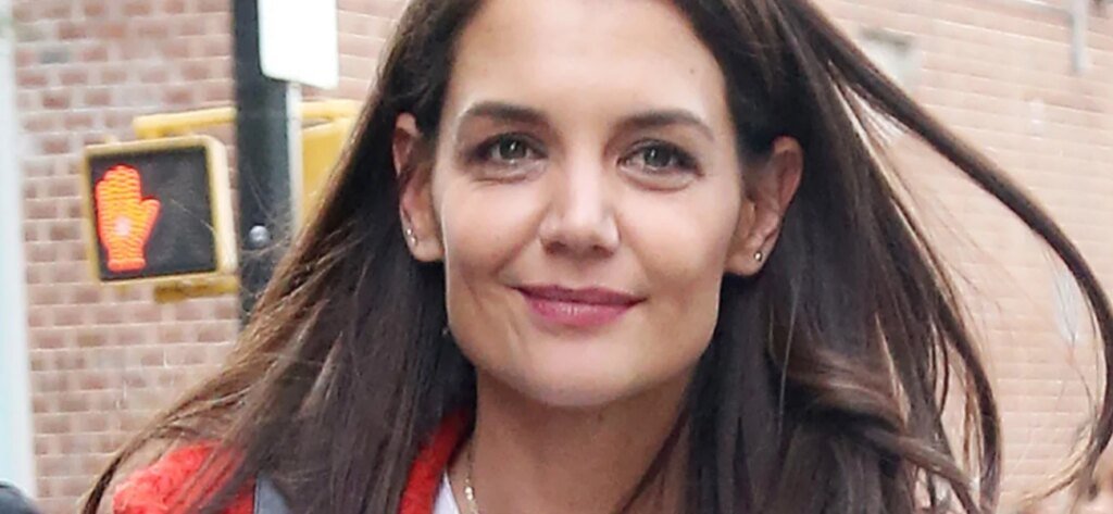 Katie Holmes Enjoys Cozy Date Night With Mystery Artist