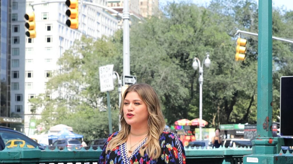 Kelly Clarkson Opens Up About Love Life In Rare Confession