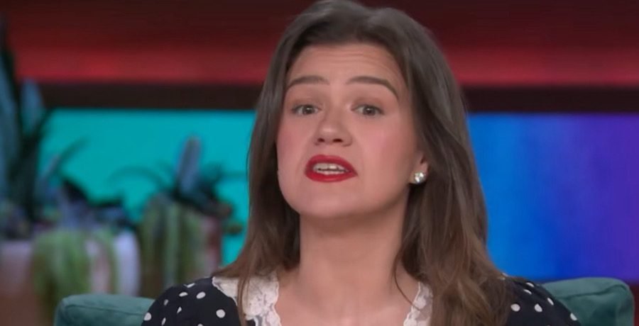 Kelly Clarkson Rejects Fan Amid Lesson To Daughter Kelly Clarkson Rejects Fan Amid Lesson To Daughter
