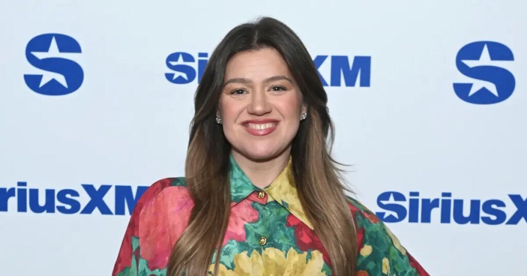 Kelly Clarkson Shares Sickening Bathroom Confession Kelly Clarkson Shares Sickening Bathroom Confession