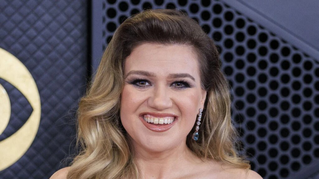 Kelly Clarkson Shares ‘TMI’ Hotel Bathroom Confession Kelly Clarkson Shares ‘TMI’ Hotel Bathroom Confession