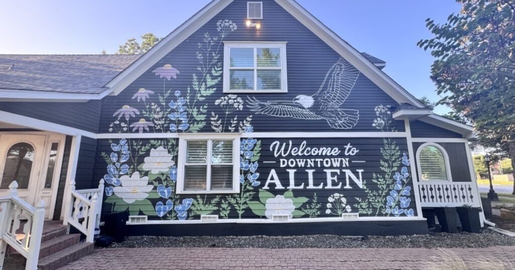 La artista local Andrea Holmes completa el primer mural en el centro de Allen
