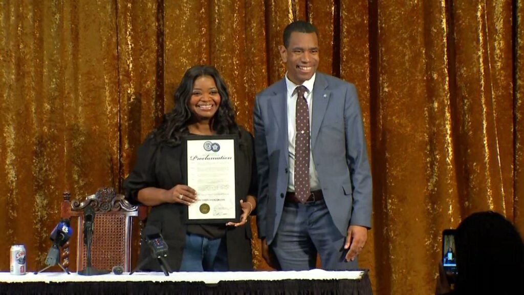 La ganadora del Oscar Octavia Spencer recibiendo el premio en Rochester – Celebrity Land La ganadora del Oscar Octavia Spencer recibiendo el premio en Rochester – Celebrity Land