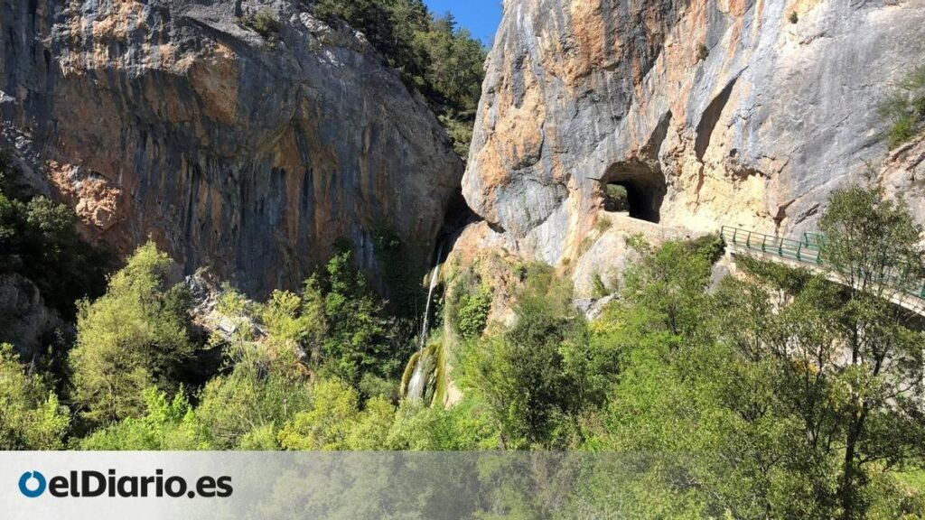La ruta de senderismo de Burgos que avanza por bosques y praderas siguiendo el curso de un río La ruta de senderismo de Burgos que avanza por bosques y praderas siguiendo el curso de un río