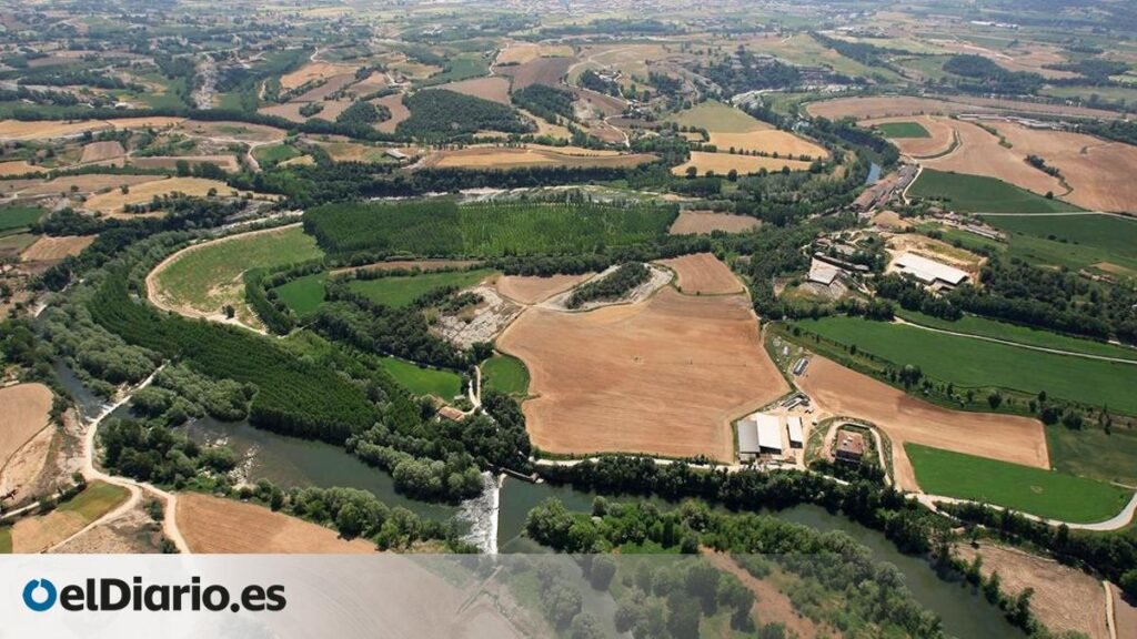 La ruta senderista de Girona para hacer a pie o en bicicleta, marcada por el curso del agua y que atraviesa un puente colgante de madera