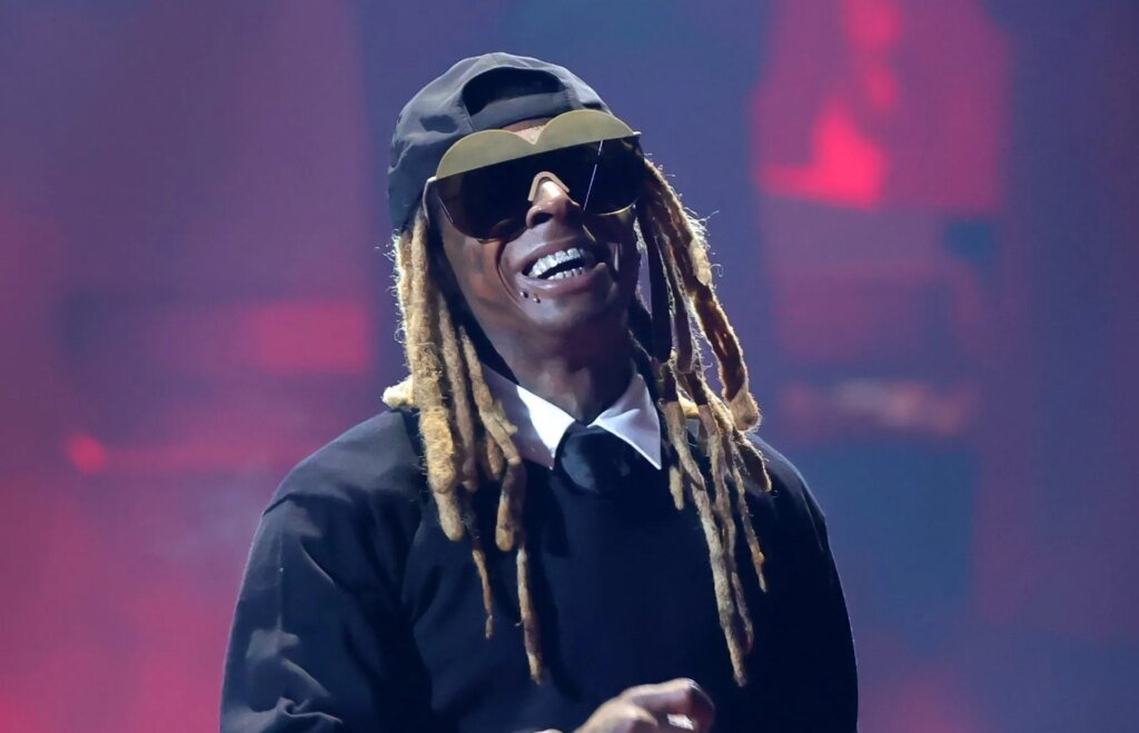 Lil Wayne Sets The internet Off After Flexing His Abs At Concert Lil Wayne Sets The internet Off After Flexing His Abs At Concert