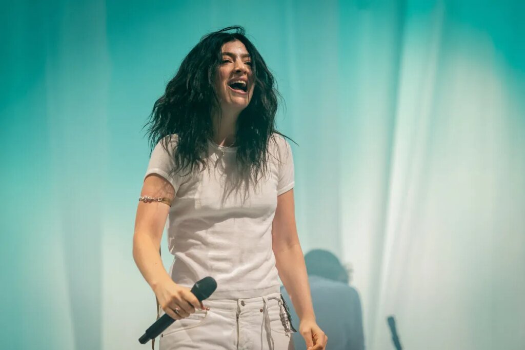 Lorde says AI glasses are ‘not sexy’ Lorde says AI glasses are 'not sexy'