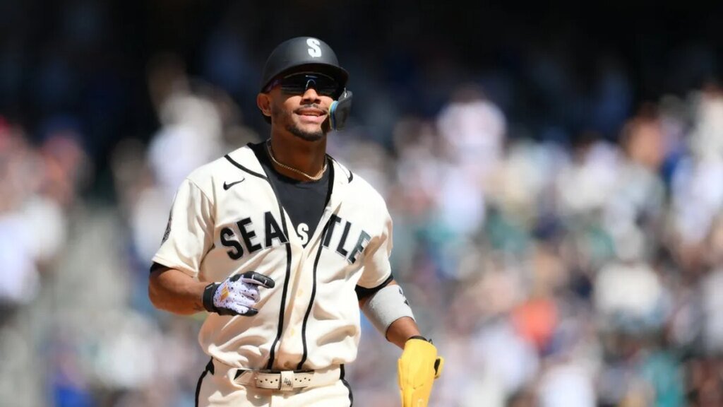Mariners CF Julio Rodriguez exits vs. Reds after run-scoring single Mariners CF Julio Rodriguez exits vs. Reds after run-scoring single