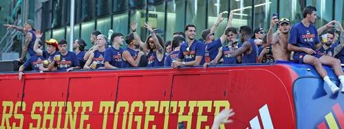 Más de 2 millones de aficionados vitorean en Madrid a los campeones Más de 2 millones de aficionados vitorean en Madrid a los campeones