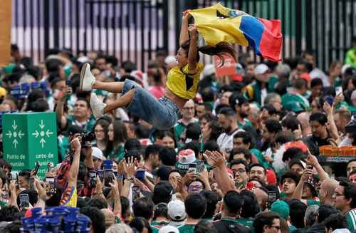 Migrantes ecuatorianos celebran a su equipo y lamentan amenazas en redes Migrantes ecuatorianos celebran a su equipo y lamentan amenazas en redes