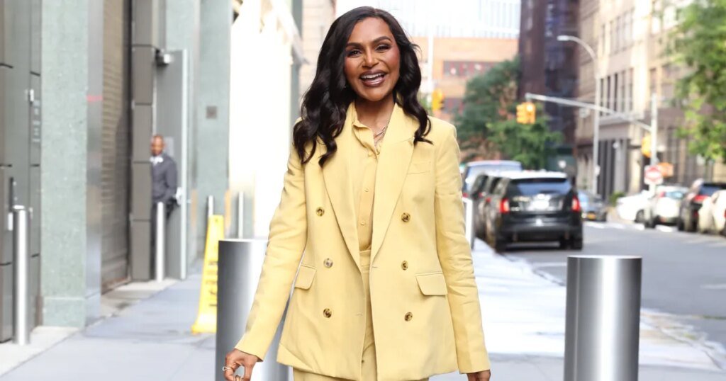Mindy Kaling’s Gold Bag Has an Amazon Lookalike Mindy Kaling’s Gold Bag Has an Amazon Lookalike