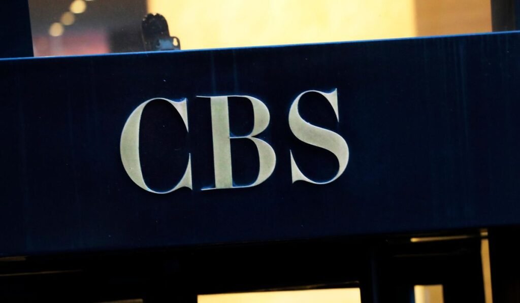 Mob attacks CBS Chicago news crew near Adler Planetarium; three in custody Mob attacks CBS Chicago news crew near Adler Planetarium; three in custody