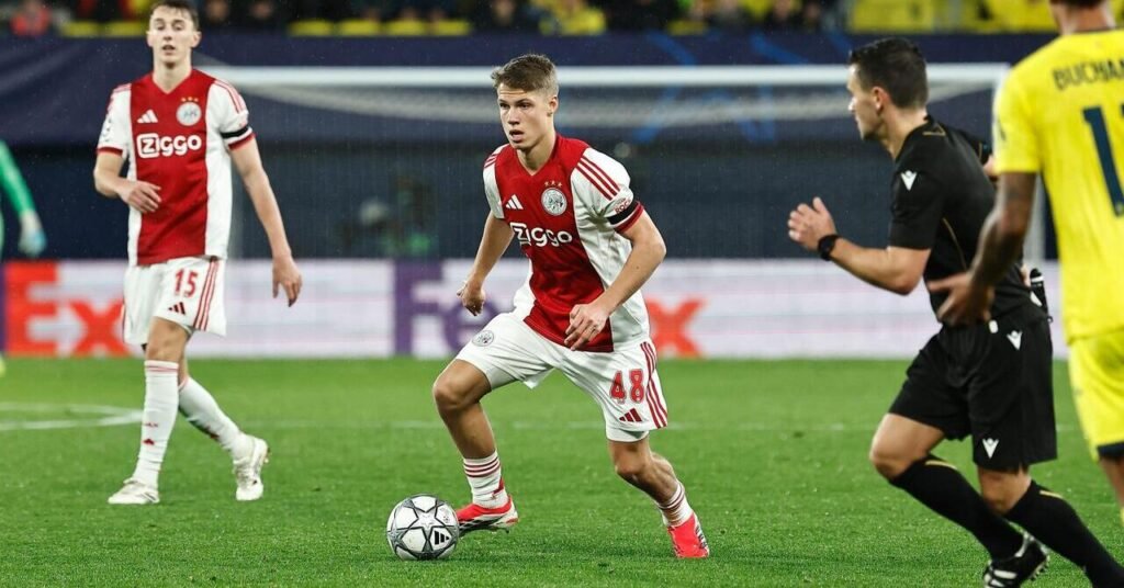 Newcastle sign Ajax teenager Steur to ease pressure on Eddie Howe Newcastle sign Ajax teenager Steur to ease pressure on Eddie Howe