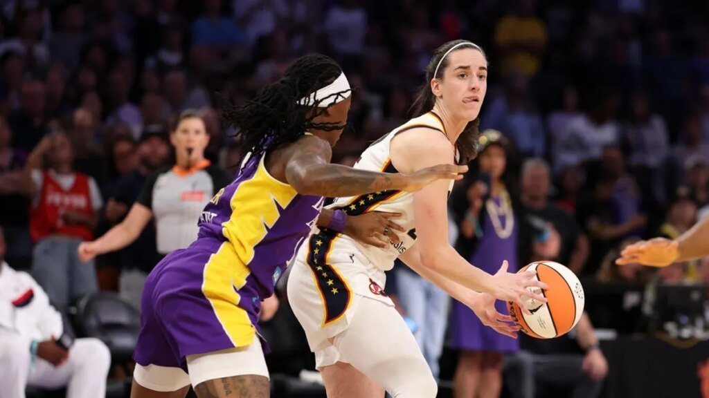 Nneka Ogwumike, Rae Burrell guide Sparks to victory over Fever