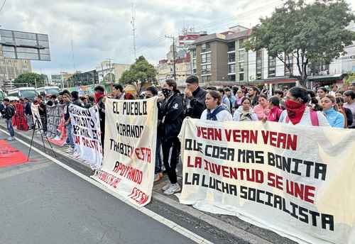 Normalistas rurales marchan en CDMX; exigen más presupuesto Normalistas rurales marchan en CDMX; exigen más presupuesto