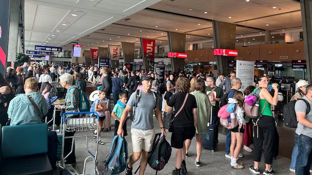 Passenger reports exhaust smell as U.S. customs pause operations at Montreal airport Passenger reports exhaust smell as U.S. customs pause operations at Montreal airport