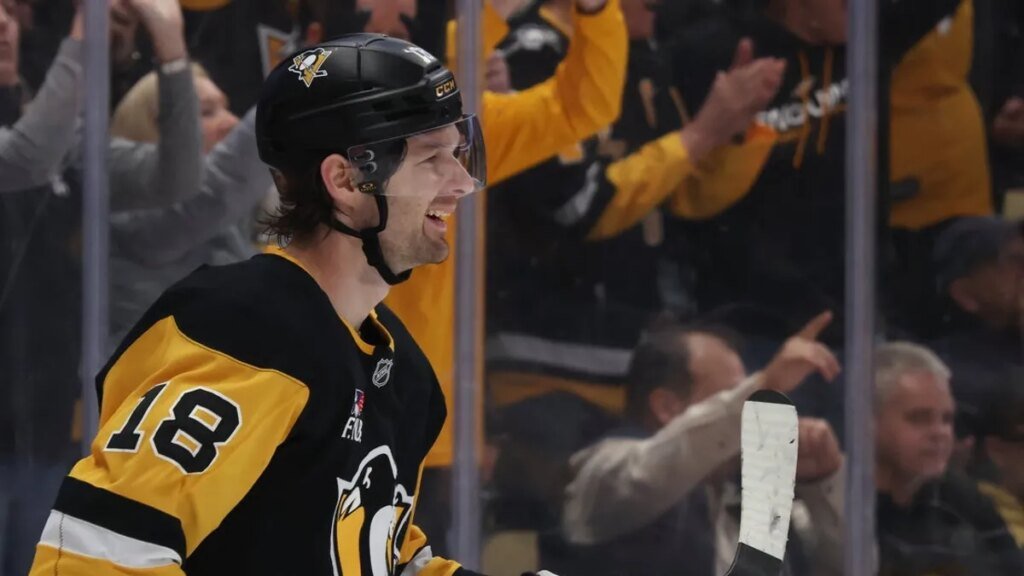 Pens sign F Tommy Novak to 3-year, $13.95M extension