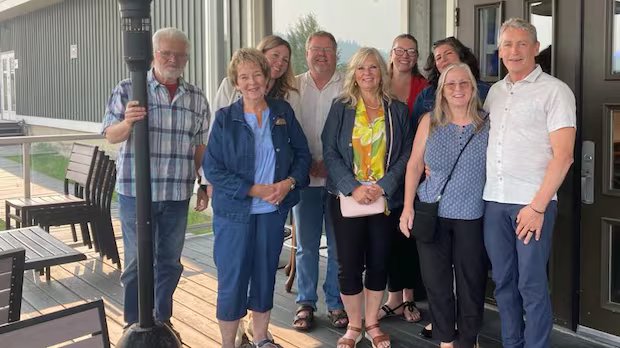 Quesnel, B.C., rolling out the red carpet to attract U.S.-trained doctors — and it’s working Quesnel, B.C., rolling out the red carpet to attract U.S.-trained doctors — and it's working