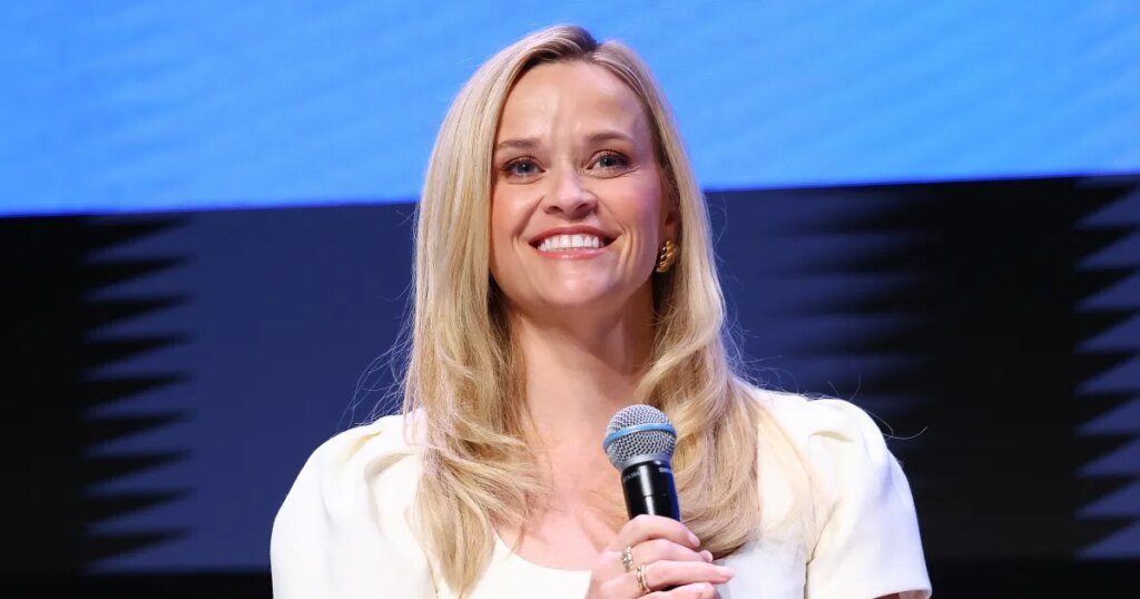 Reese Witherspoon’s Wide-Leg Jeans Style Flatters Petites Reese Witherspoon's Wide-Leg Jeans Style Flatters Petites
