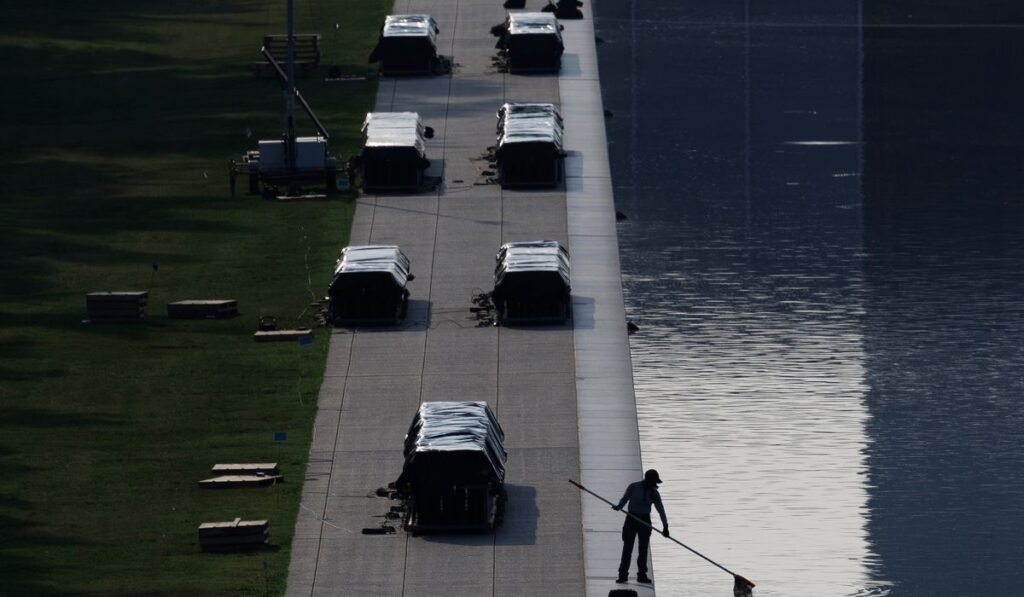 Reflecting Pool repair involves ‘multiple gashes’ by vandals Reflecting Pool repair involves ‘multiple gashes’ by vandals