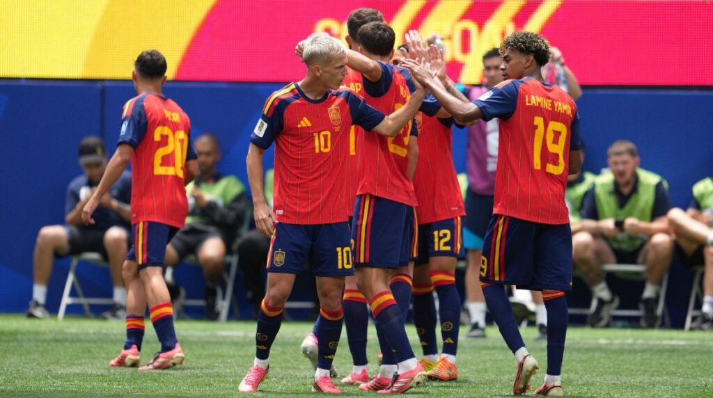 Report, result and goals as La Roja cruise into last 16