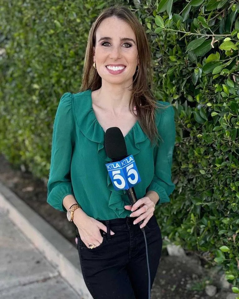 Reportera no se inmuta cuando una cucaracha se posa sobre ella y se arrastra durante un reportaje en vivo – Celebrity Land Reportera no se inmuta cuando una cucaracha se posa sobre ella y se arrastra durante un reportaje en vivo – Celebrity Land