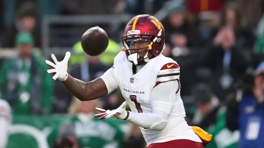 Reports: 49ers bring back WR Deebo Samuel on 1-year, $7 million deal Reports: 49ers bring back WR Deebo Samuel on 1-year, $7 million deal