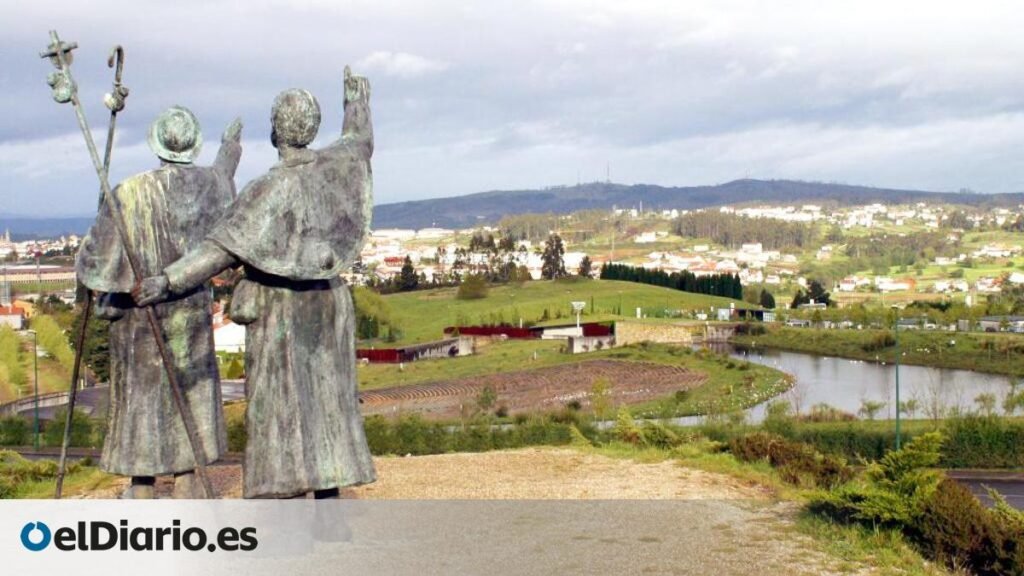 Rodeada de leyendas, esta colina de apenas 380 metros de altura da la bienvenida a los peregrinos que llegan a Santiago Rodeada de leyendas, esta colina de apenas 380 metros de altura da la bienvenida a los peregrinos que llegan a Santiago