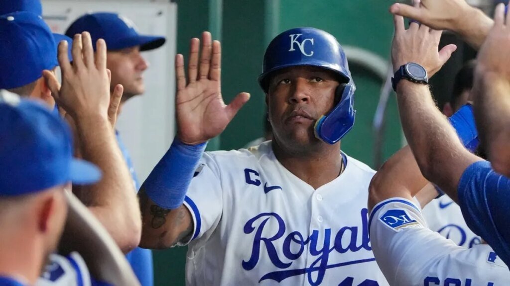 Royals' Salvador Perez hits 317th homer, ties George Brett's club mark