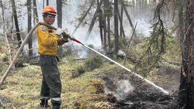 Shifting winds around Wrigley, N.W.T., causing fire to ‘hiccup’ Shifting winds around Wrigley, N.W.T., causing fire to 'hiccup'