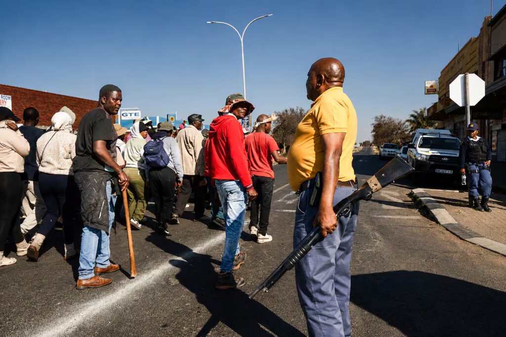South Africa’s anti-immigrant groups move from ultimatums to door-to-door threats | International South Africa’s anti-immigrant groups move from ultimatums to door-to-door threats | International