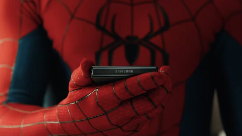 Spider-Man cambia de móvil: el nuevo plegable de Samsung es uno de los protagonistas de Spider-Man: Brand New Day