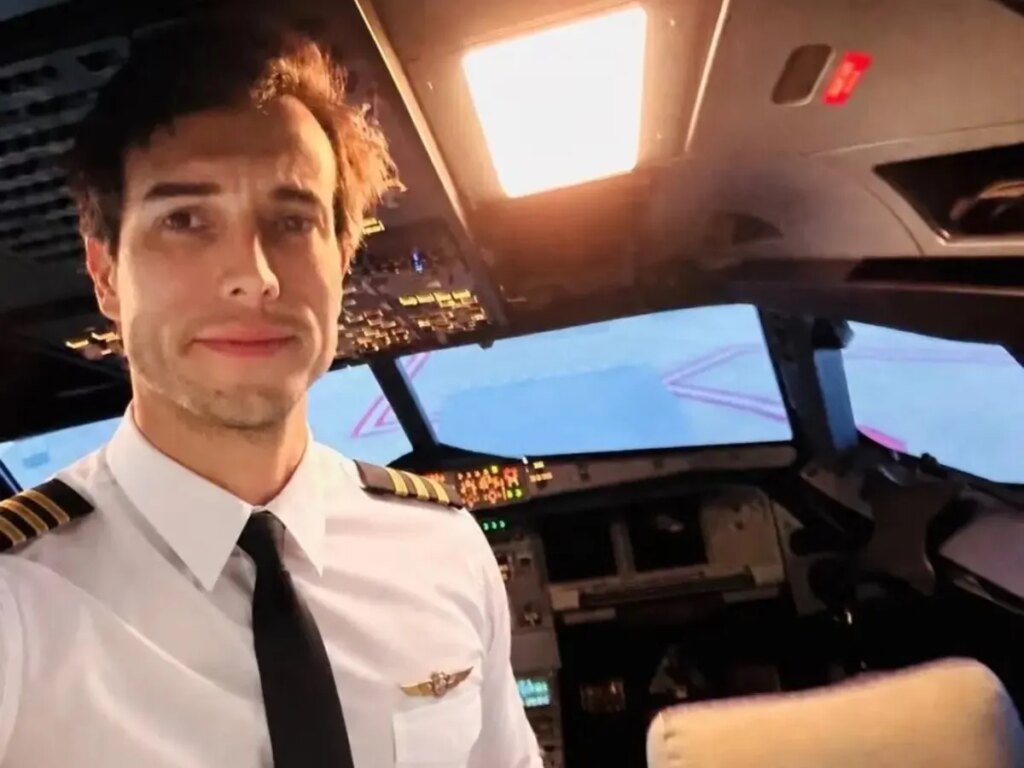 Student pilot left to land the plane after flight instructor jumps out Student pilot left to land the plane after flight instructor jumps out
