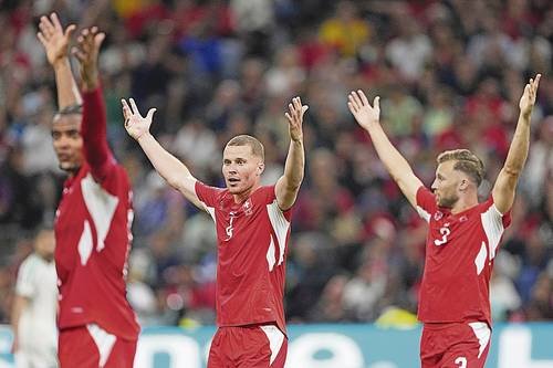 Suiza derrota 2-0 a Argelia y va a octavos Suiza derrota 2-0 a Argelia y va a octavos