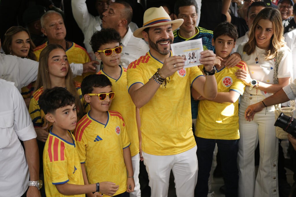 The populist trick that turned a soccer shirt into a campaign uniform The populist trick that turned a soccer shirt into a campaign uniform