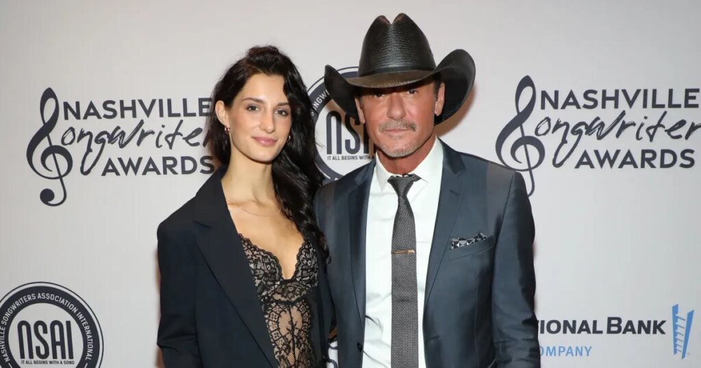 Tim McGraw and Faith Hill's Daughter Audrey Sings at Concert